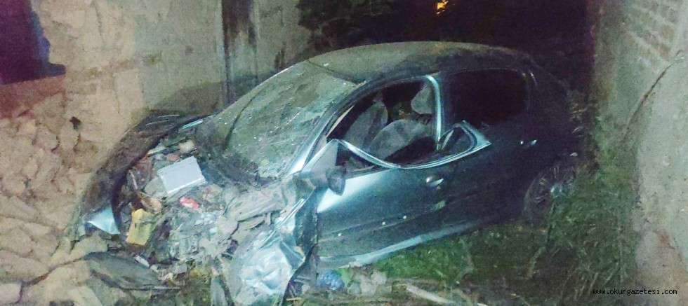 Evin duvarına çarpan otomobildeki kişi öldü