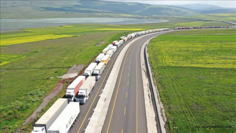 Çıldır-Aktaş Gümrük Kapısı’ndaki tır kuyruğu 16 kilometreyi buldu
