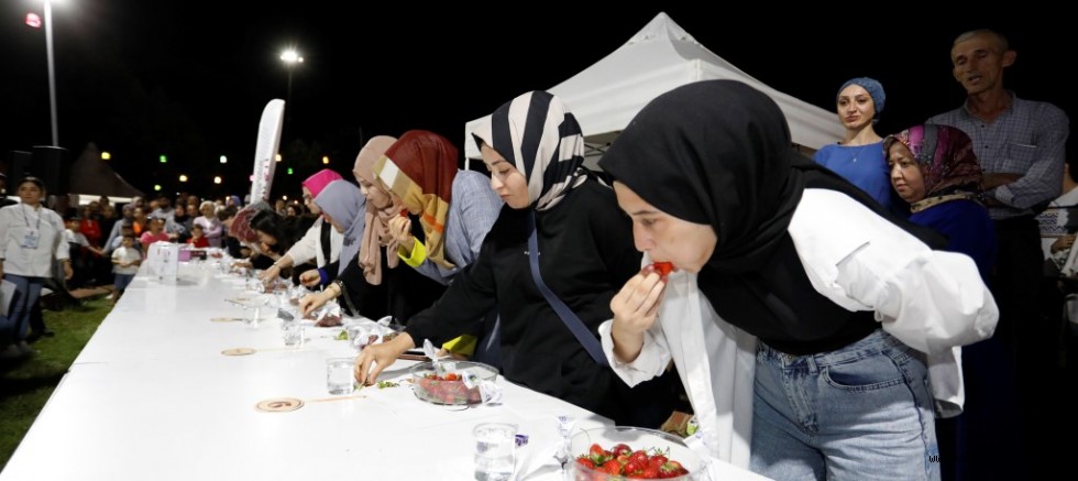 ÇİLEK YEME YARIŞMASI FESTİVALE RENK KATTI