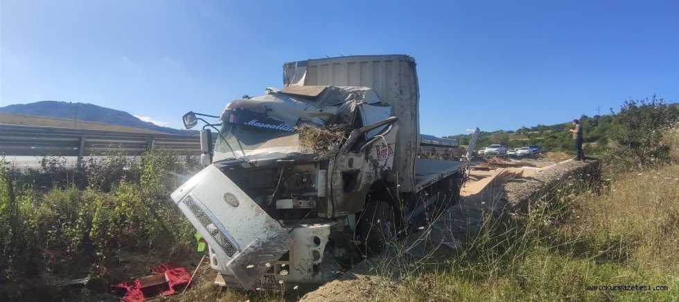 Devrilen sunta yüklü kamyonun sürücüsü yaralandı