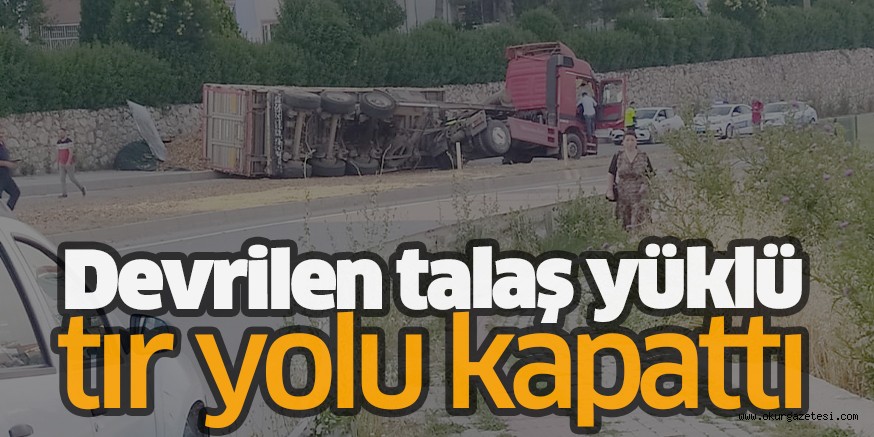 Devrilen talaş yüklü tır yolu kapattı