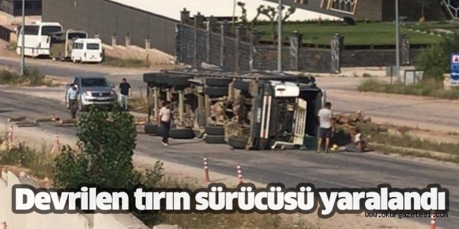 Devrilen tırın sürücüsü yaralandı