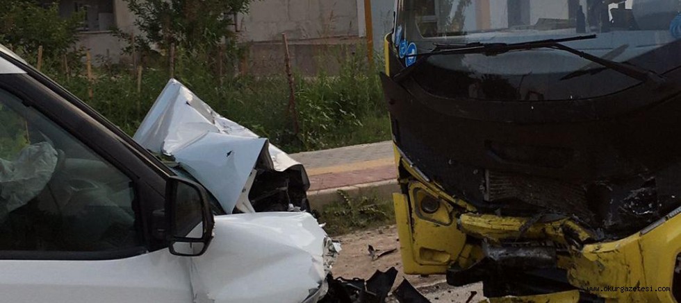 Halk otobüsü ile çarpışan hafif ticari aracın sürücüsü hayatını kaybetti