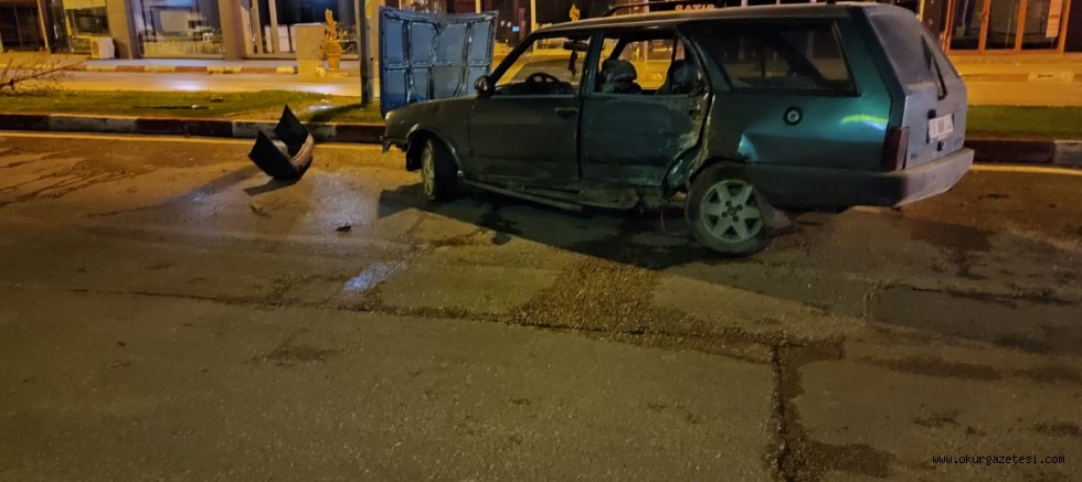 Kontrolden çıkarak orta refüje çarpan otomobilil sürücüsü yaralandı