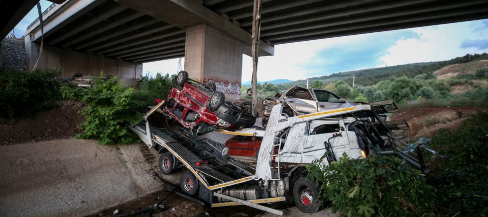 Otomobil taşıyan tır viyadükten düştü