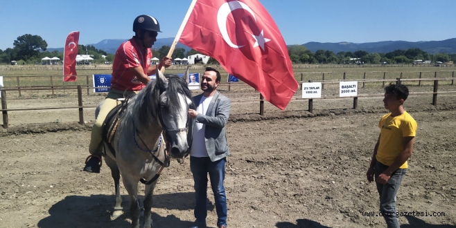 Rahvan at yarışları nefes kesti