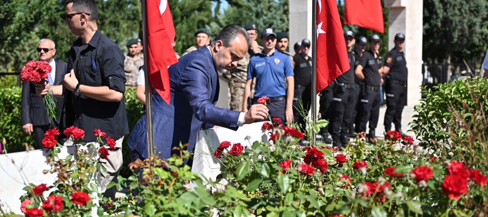 Şehitlikte duygusal anma