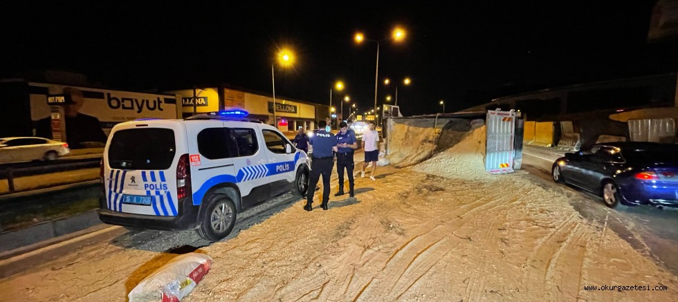 Talaş yüklü kamyonetin devrildiği kazada 2 kişi yaralandı