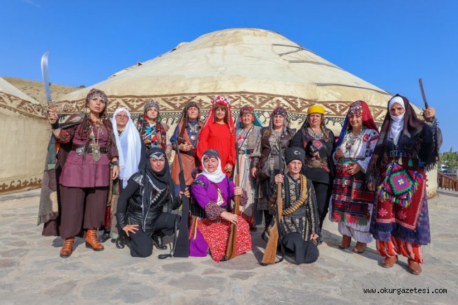 Anadolu’nun kadınları kıyafetleriyle Malazgirt Zaferi etkinliklerini renklendirdi