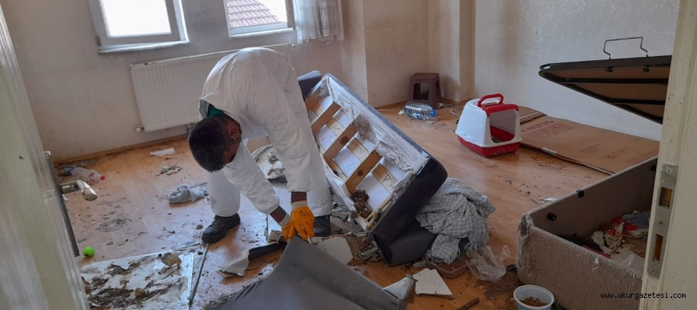 Bir evden 2 kamyon çöp çıkarıldı