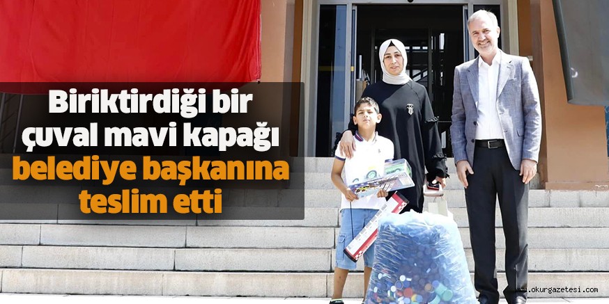 Biriktirdiği bir çuval mavi kapağı belediye başkanına teslim etti