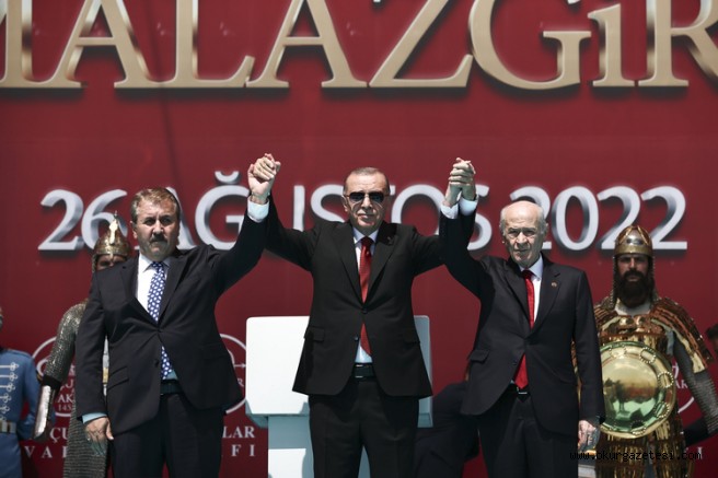 Cumhurbaşkanı Erdoğan: Bayrağımızda sembolleştirdiğimiz özgürlüğümüzü hedef alan hiç kimseyi affetmeyiz