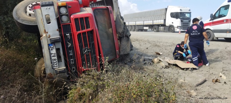 Devrilen çimento yüklü kamyonun sürücüsü hayatını kaybetti