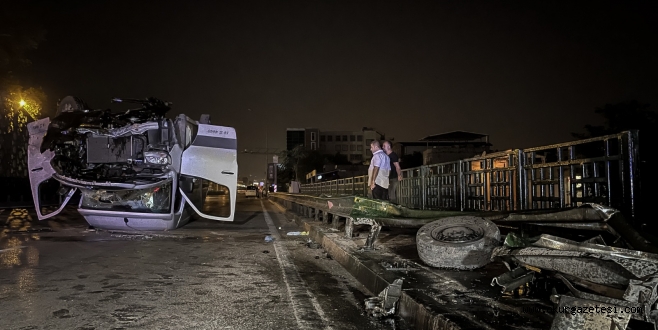 Devrilen minibüsün sürücüsü yaralandı