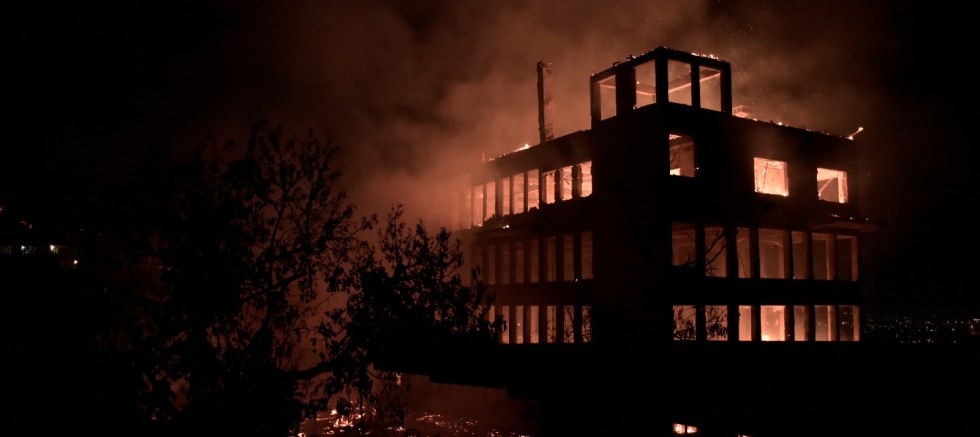 Eski ipek fabrikasında çıkıp evlere sıçrayan yangın söndürüldü