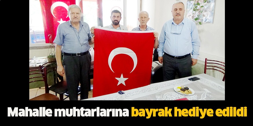 Mahalle muhtarlarına bayrak hediye edildi