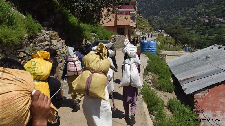 Pakistan’da harap olan altyapı nedeniyle selzedeler saatlerce yürüyor