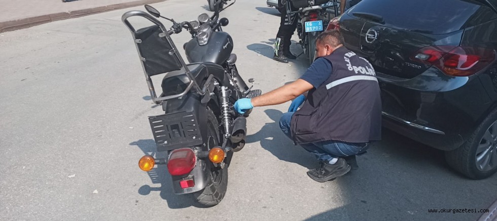 Polisleri görünce çaldığı motosikleti bırakıp kaçtı