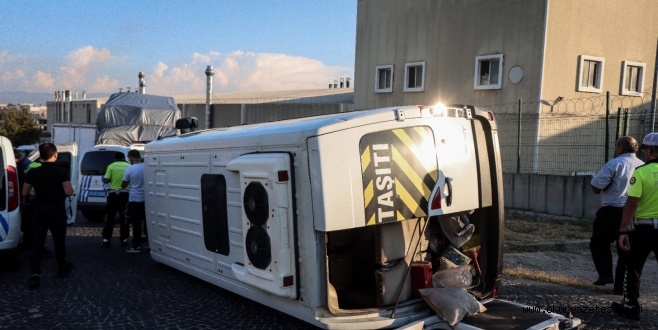 Servis aracının devrilmesi sonucu 8 kişi yaralandı