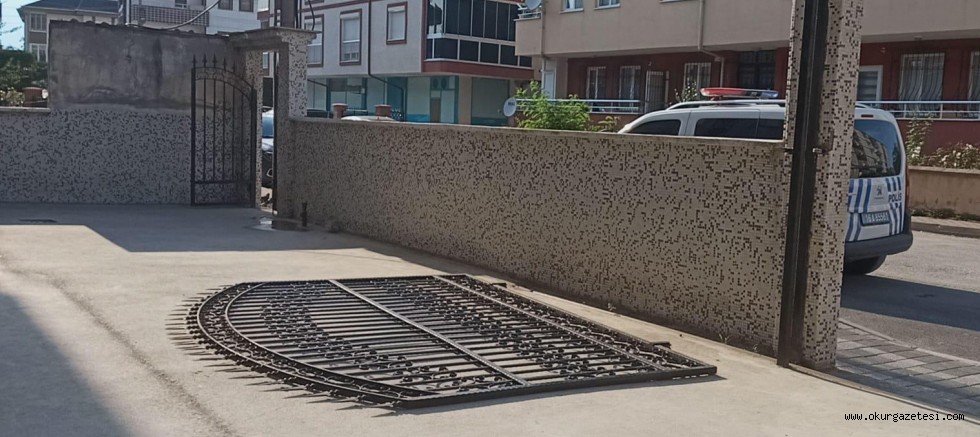 Üzerine demir kapı düşen çocuk yaralandı
