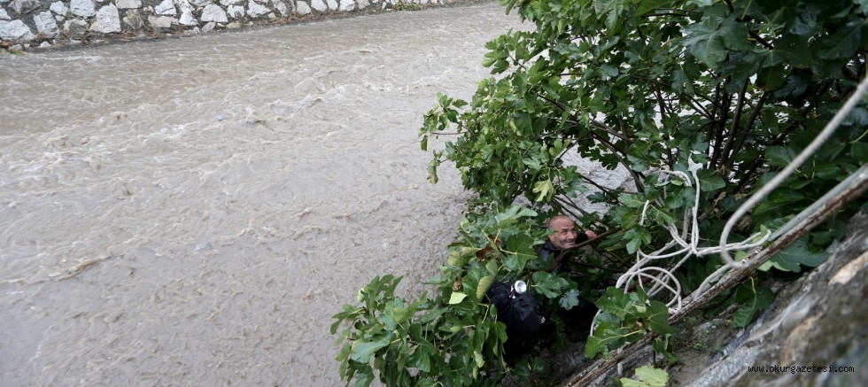 Düştüğü derede sürüklenerek ağaca tutunan kişi kurtarıldı