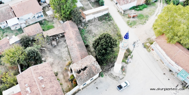 Hasanpaşa Mahallesi’ndeki camisiz minare dikkat çekmeye devam ediyor