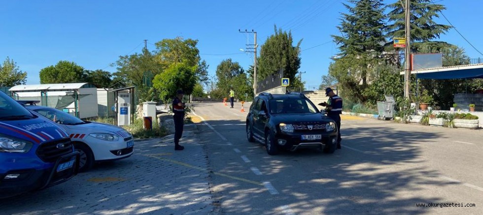 Okul çevrelerinde denetim yapan jandarma, aranması olan 2 şüpheliyi yakaladı