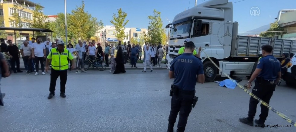 Tırın çarptığı seyyar satıcı hayatını kaybetti