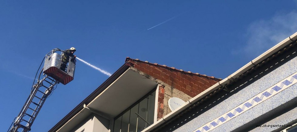 4 katlı binanın çatısında çıkan yangın söndürüldü