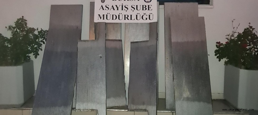 Bursa metrosundaki yürüyen merdivenlerden metal kapak hırsızlığının şüphelileri yakalandı