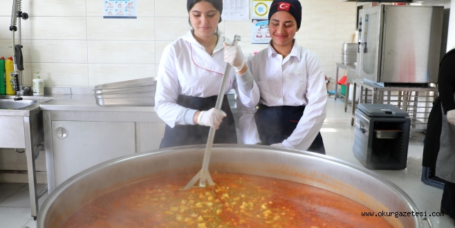 Meslek liseliler köy okullarındaki öğrenciler için yemek pişiriyor