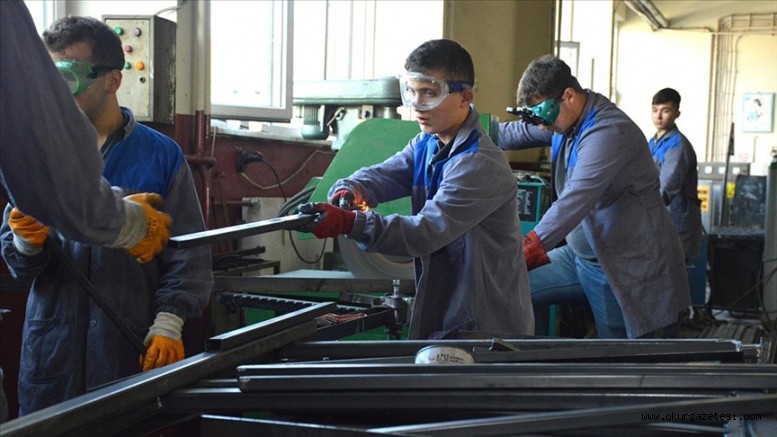 Meslek lisesi öğrencileri, okullara basket potası ve tenis masası üretiyor