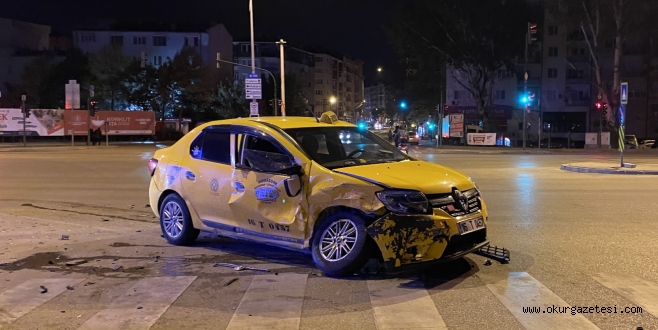 Taksi ile otomobilin çarpıştığı kazada 3 kişi yaraladı
