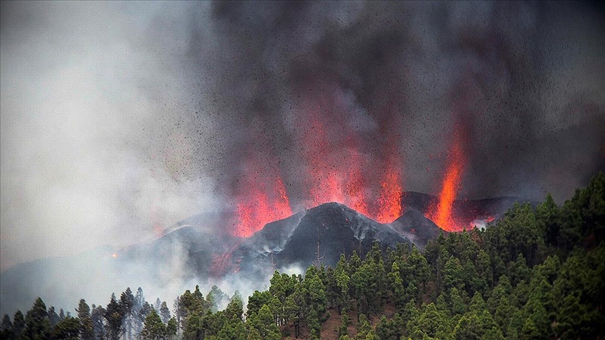 Kanarya Adaları'nda faaliyete geçen yanardağ nedeniyle 5 bin kişi tahliye ediliyor