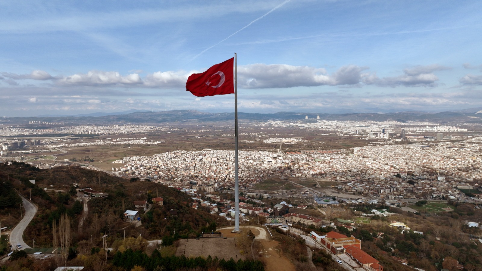 600 metrekarelik Türk bayrağı göklere çekildi