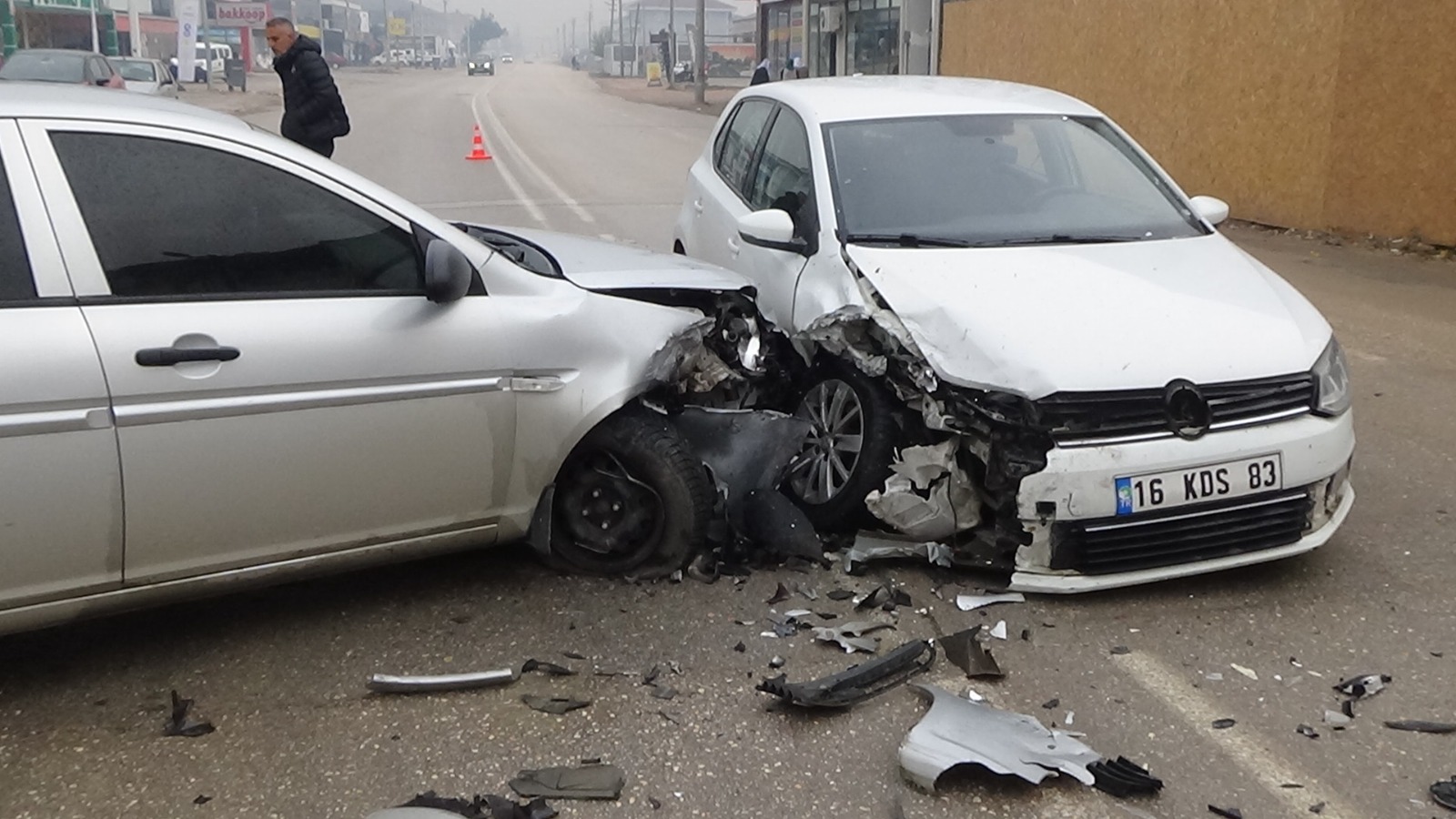 Otomobiller çarpıştı, sürücü yaralandı