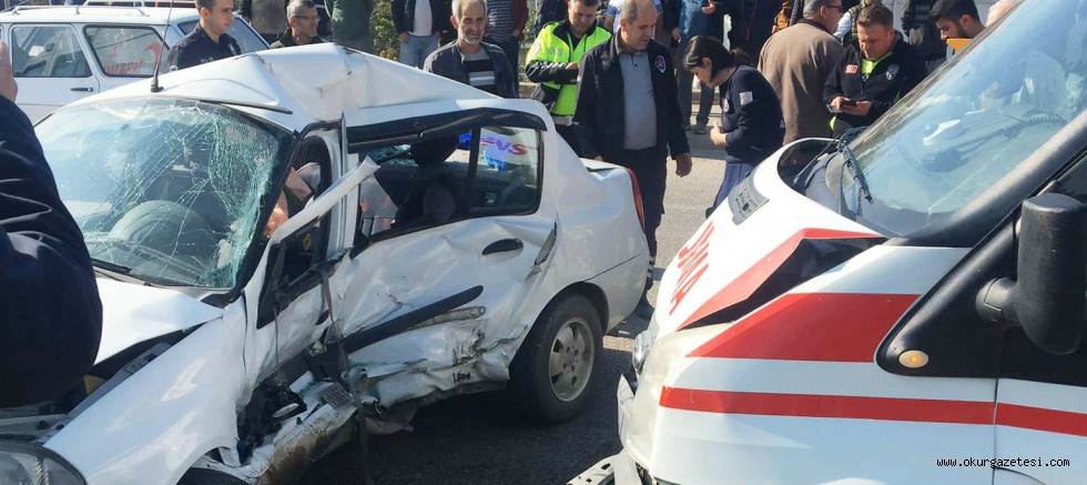 Ambulans ile çarpışan otomobilin sürücüsü yaralandı, annesi hayatını kaybetti