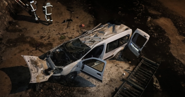 Dereye devrilen hafif ticari araçtaki 2 kişi yaralandı