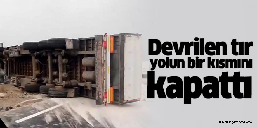 Devrilen tır yolun bir kısmını kapattı