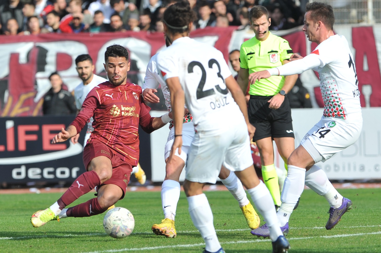 Evimizde boyun eğdik