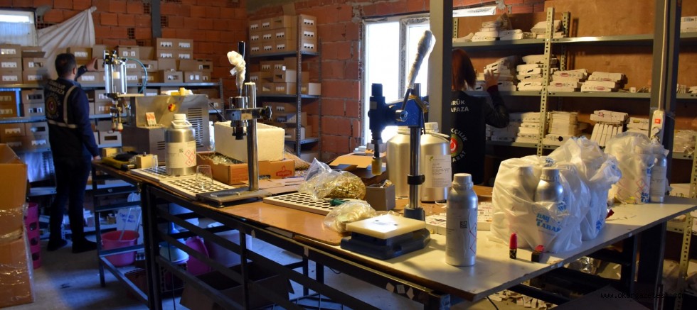 Kaçak üretim yapılan evde parfüm ve makyaj malzemeleri ele geçirildi