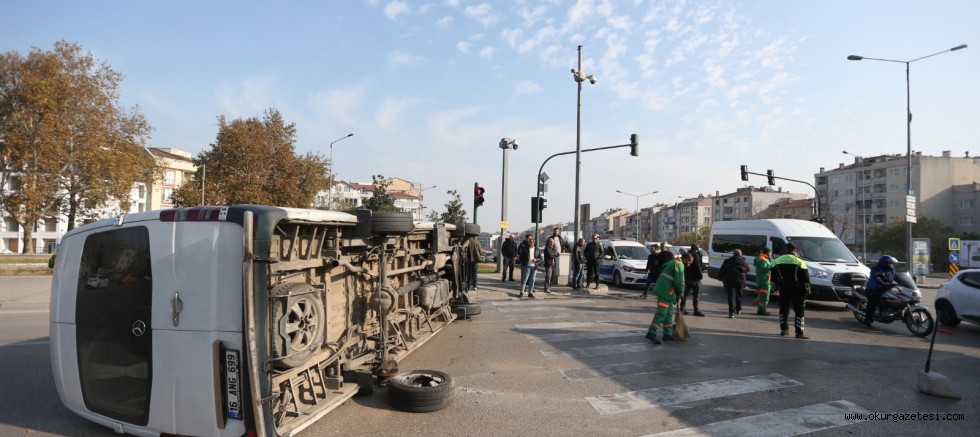 Otomobilin çarptığı minibüs devrildi