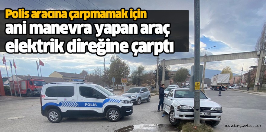 Polis aracına çarpmamak için ani manevra yapan araç elektrik direğine çarptı
