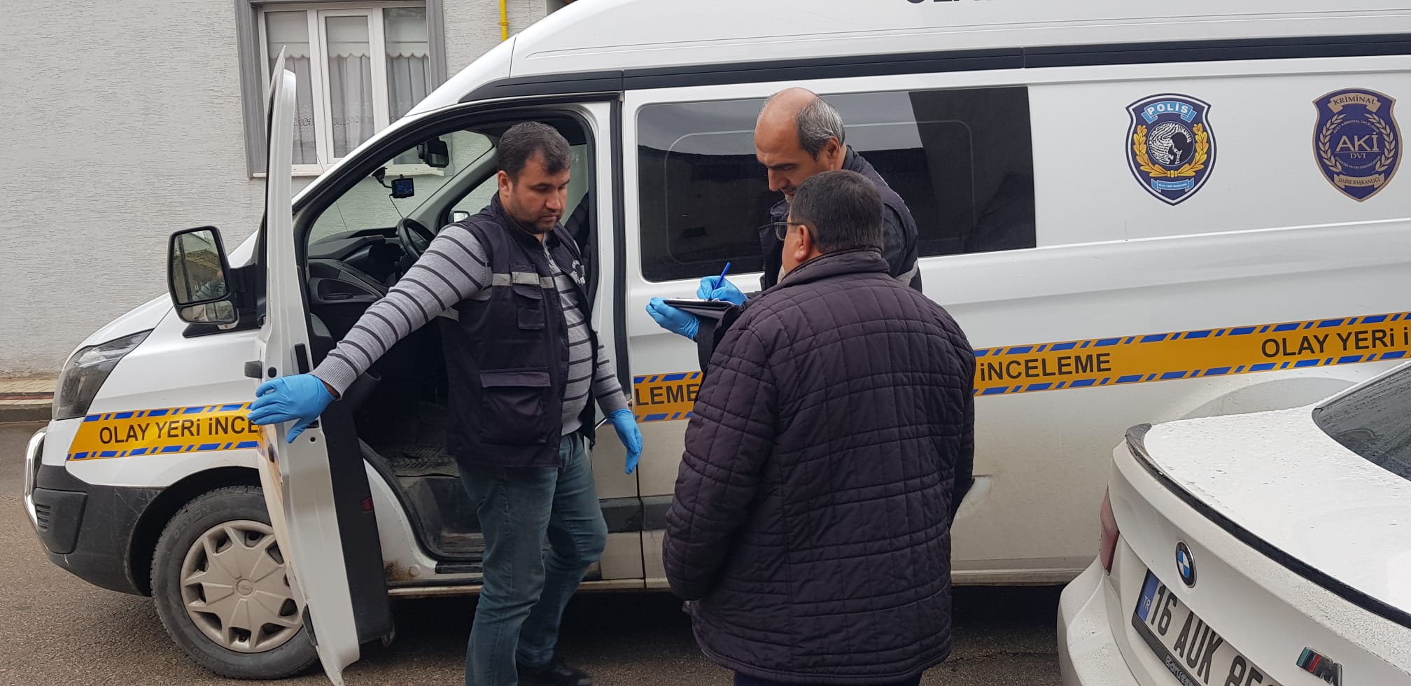 İnegöl’de film gibi olay; hırsızlık için girdiği araçta mahsur kaldı