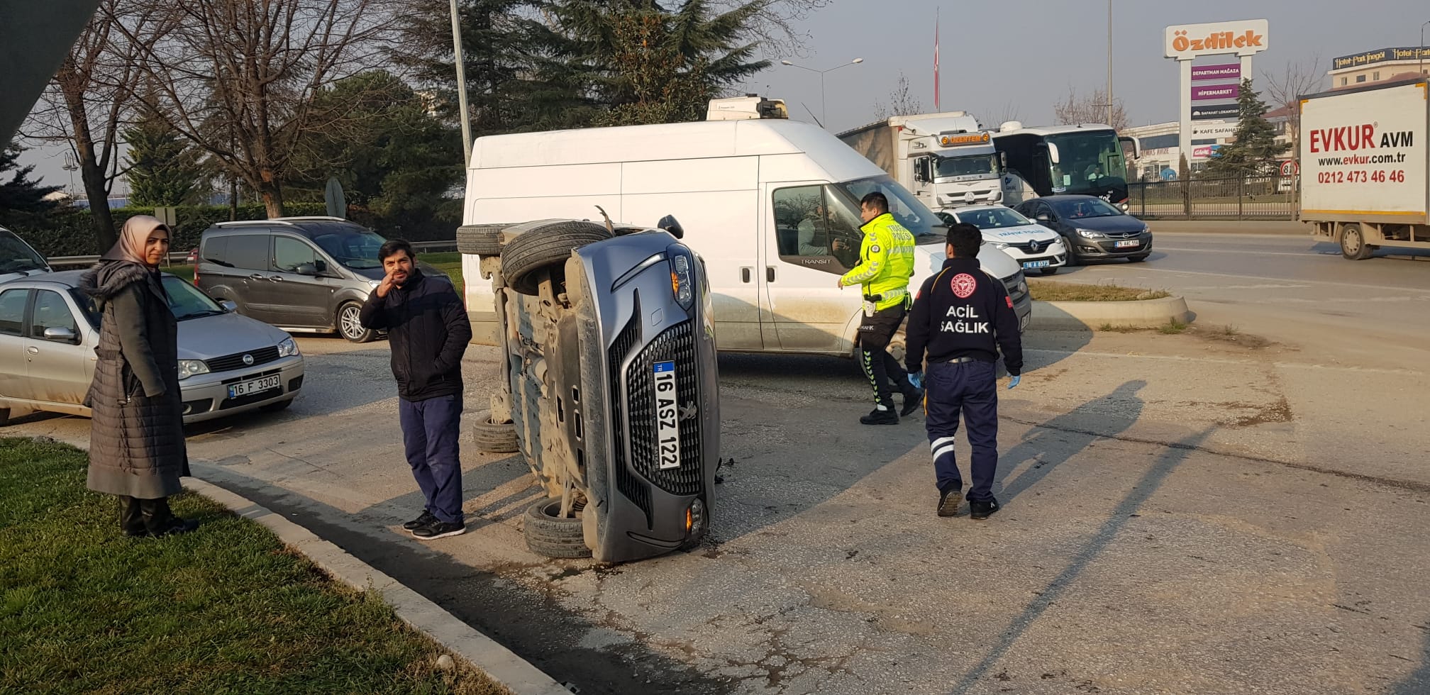 Kontrolden çıkan otomobil devrildi