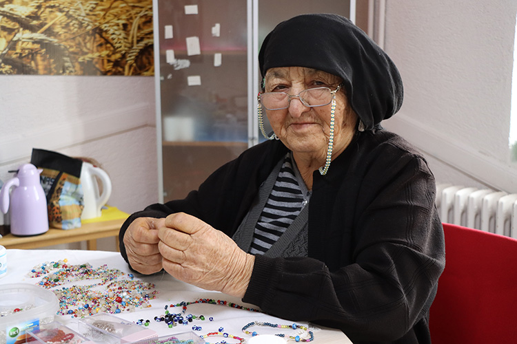 Berra nine 70 yıl önce mezun olduğu okul binasında takı tasarlıyor