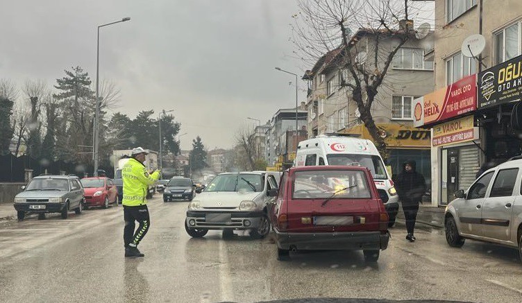 Otomobilin çarptığı motosiklet sürücüsü yaralandı