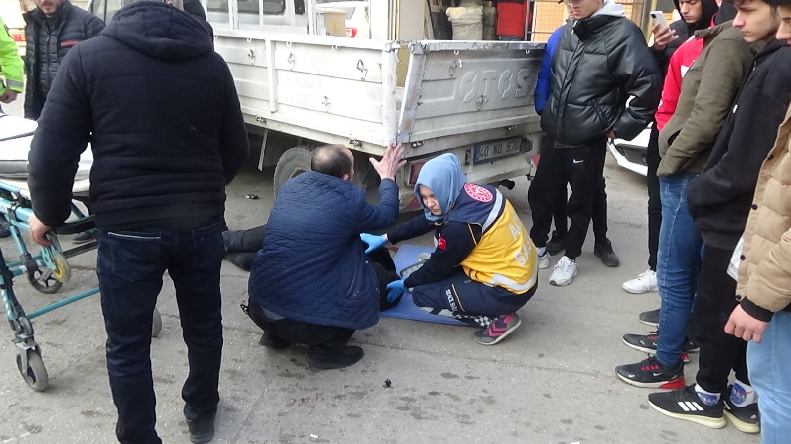 Kontrolden çıkan motosiklet kamyonetin altına girdi