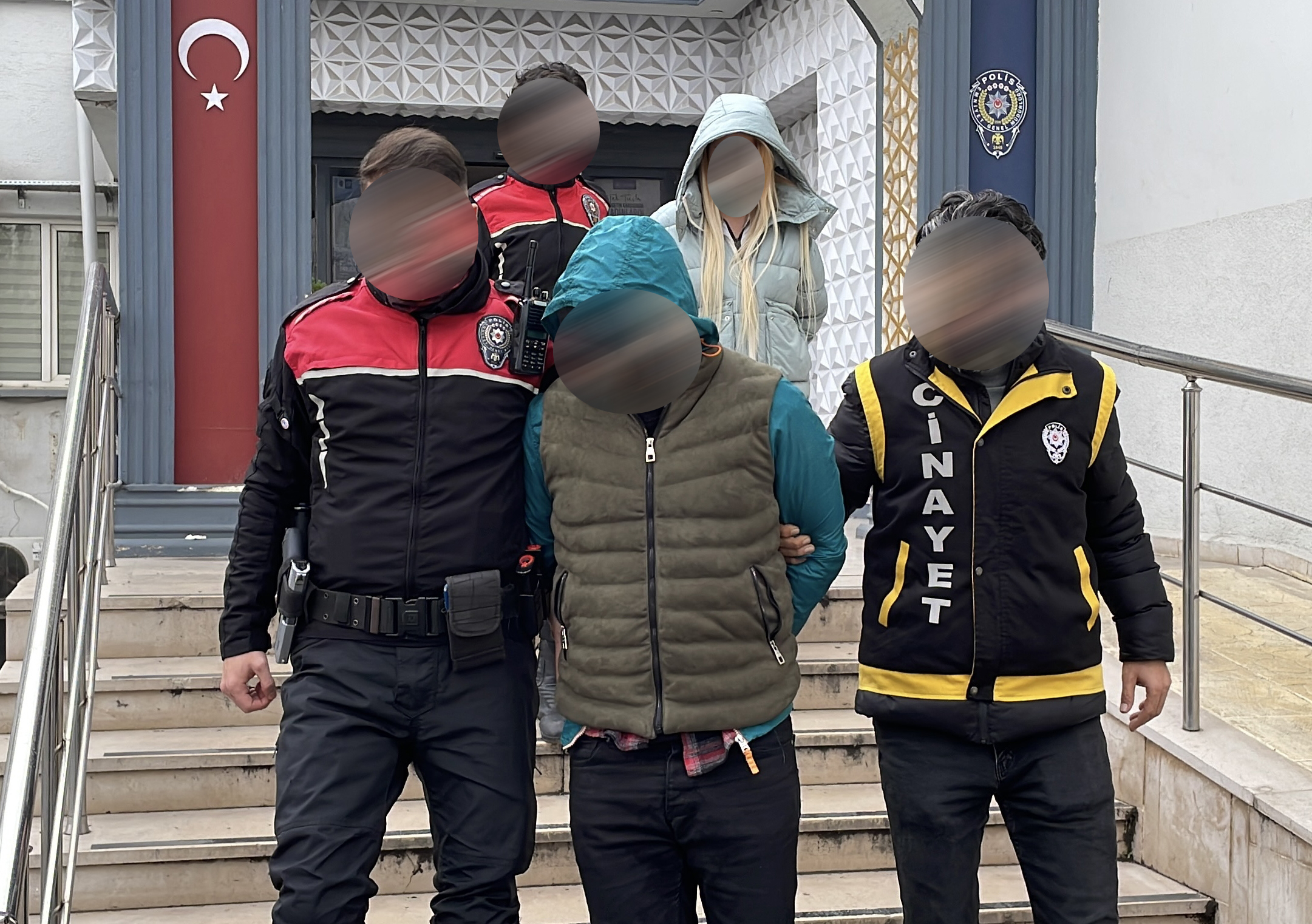 Önüne gelen herkese ateş eden zanlılar adliyede