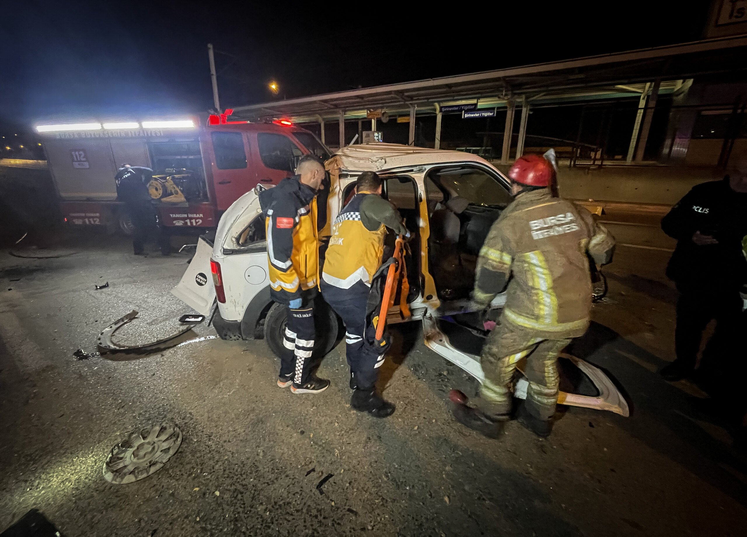 Bariyere çarpıp takla atan araçtaki 2 kişi yaralandı